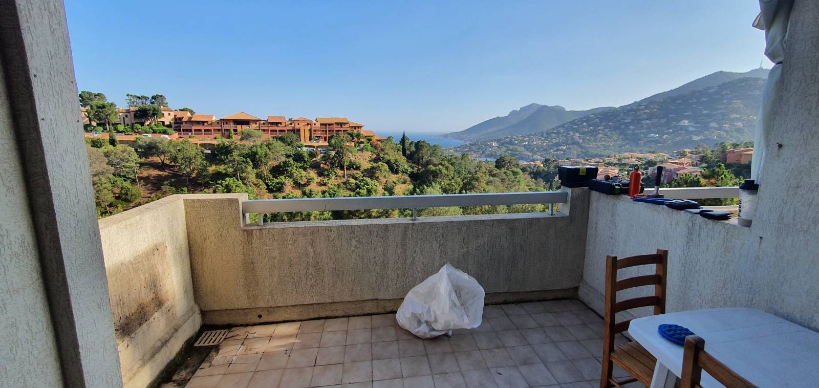 Rénovation d'un appartement studio et suivi des travaux par un architecte d'intérieur proche de Fréjus, dans le Var