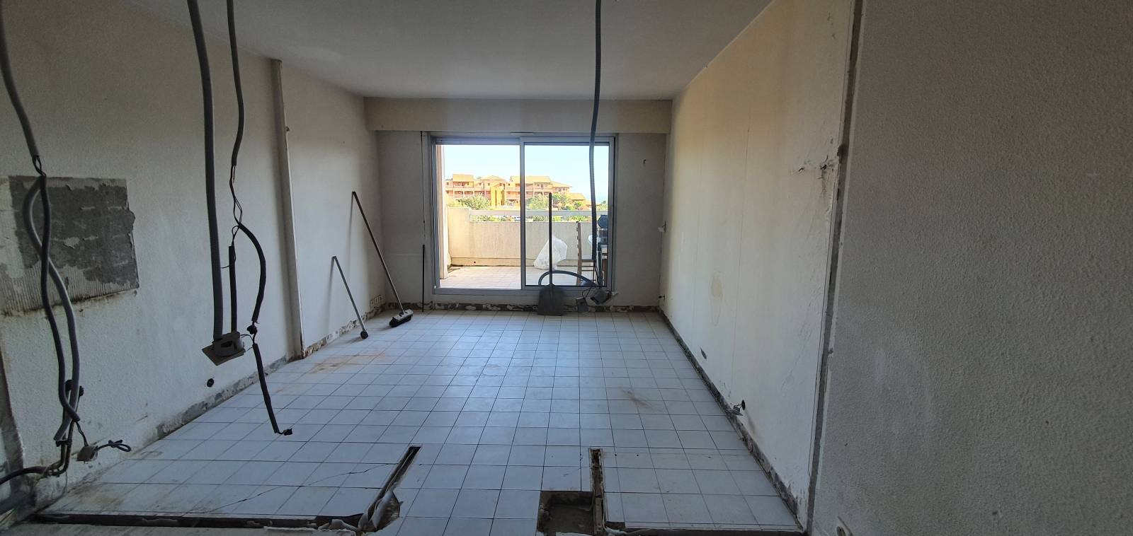 Rénovation d'un appartement studio et suivi des travaux par un architecte d'intérieur proche de Fréjus, dans le Var