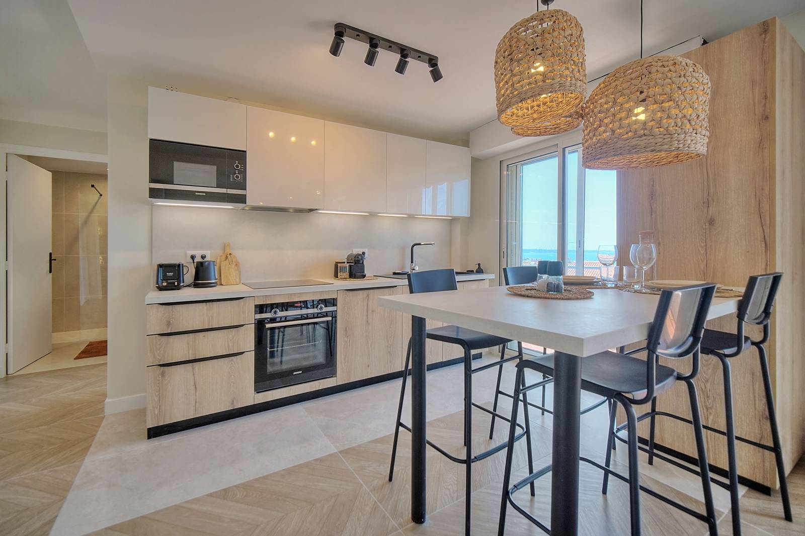 Coin repas dans une petite cuisine chaleureuse