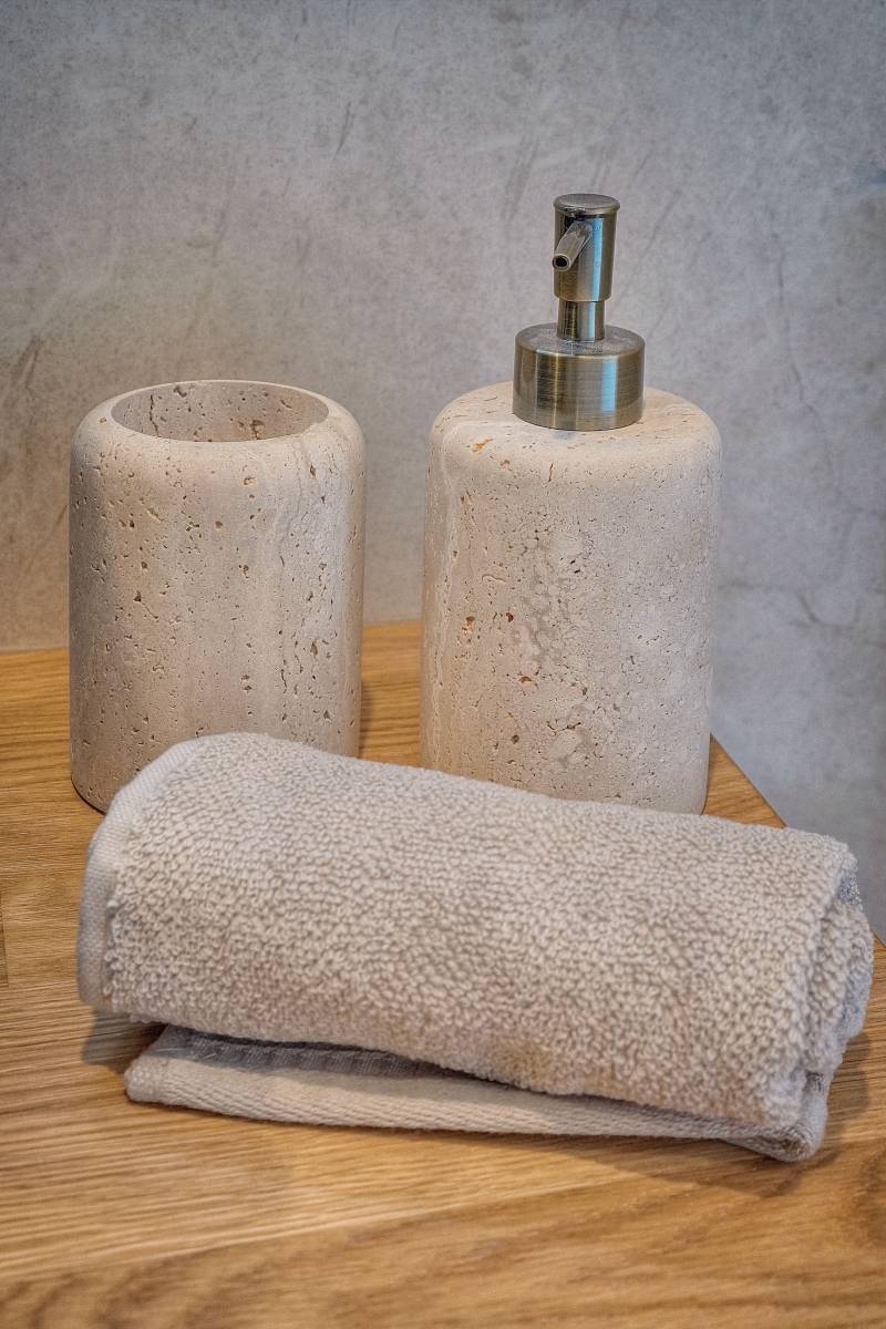 Salle de bain chaleureuse à Cannes