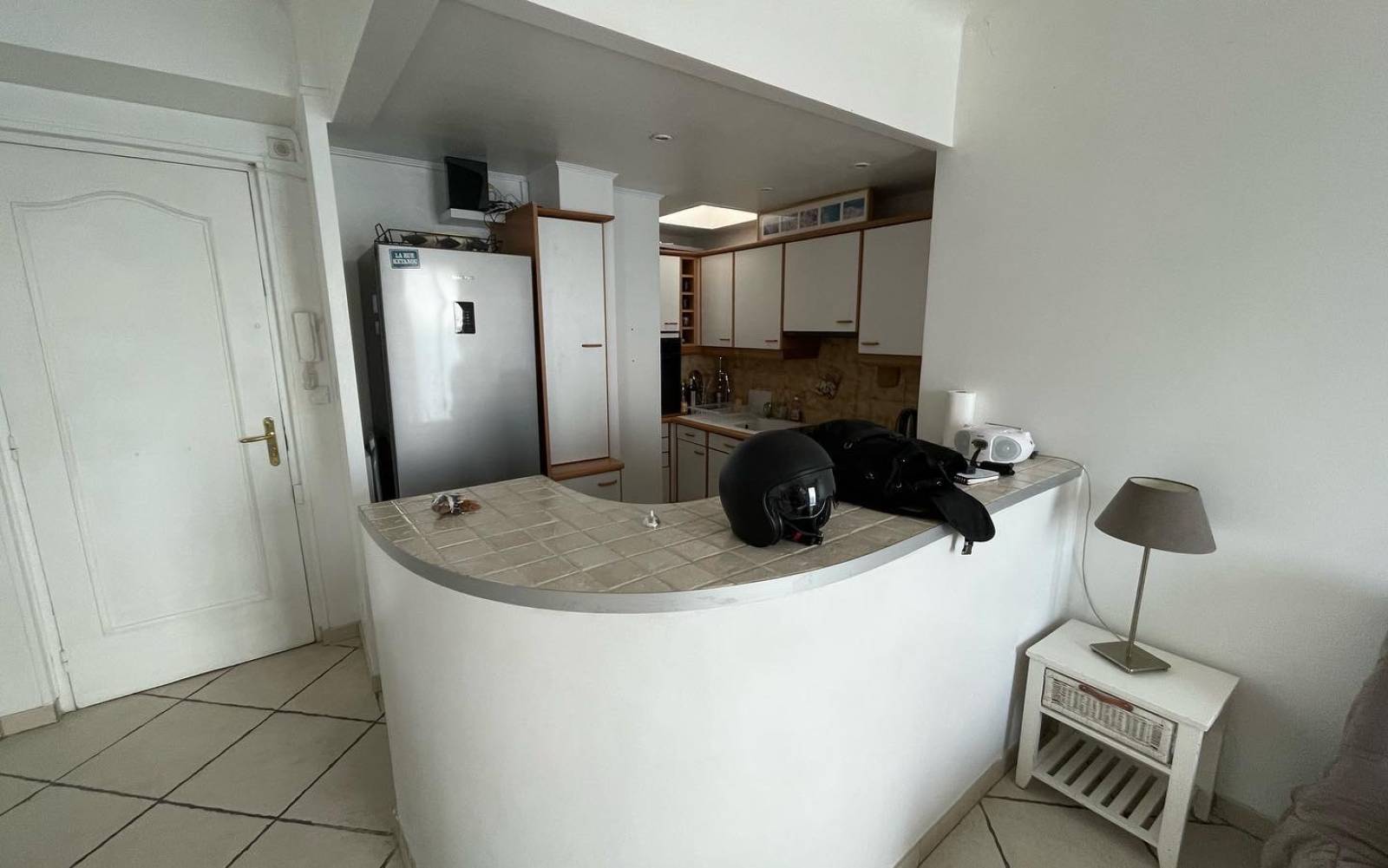 Rénovation clé en main d'une cuisine sur mesure avec un demi ilot sur Nice avec un équipe de professionnels