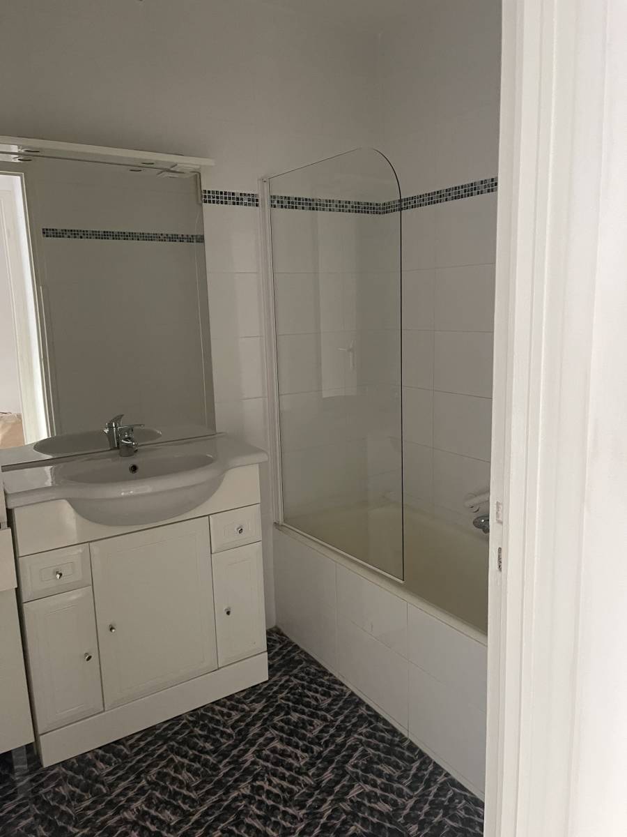 Rénovation d’une salle de bain moderne avec travaux par un architecte d’intérieur sur Cannes