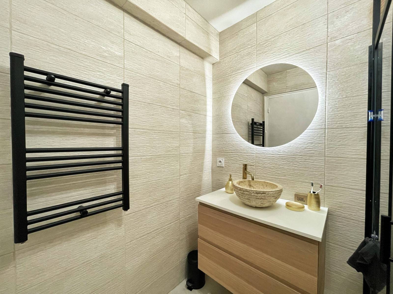 Rénovation d’une salle de bain moderne avec travaux par un architecte d’intérieur sur Cannes