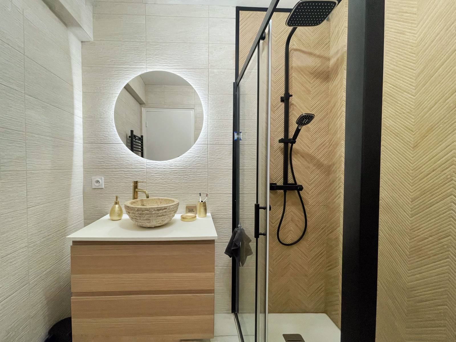 Rénovation d’une salle de bain moderne avec travaux par un architecte d’intérieur sur Cannes