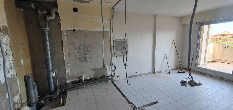 Rénovation d'un appartement studio et suivi des travaux par un architecte d'intérieur proche de Fréjus, dans le Var