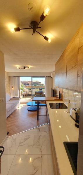 Achat d'une cuisine pour un appartement à la location saisonnière à Théoule-sur-Mer dans le Var