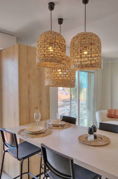 Concevoir une cuisine moderne et chaleureuse avec un espace de repas conviviale sur cannes