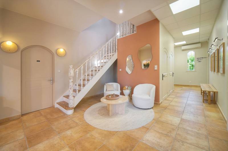 Rénovation d'une clinique privée avec un décorateur