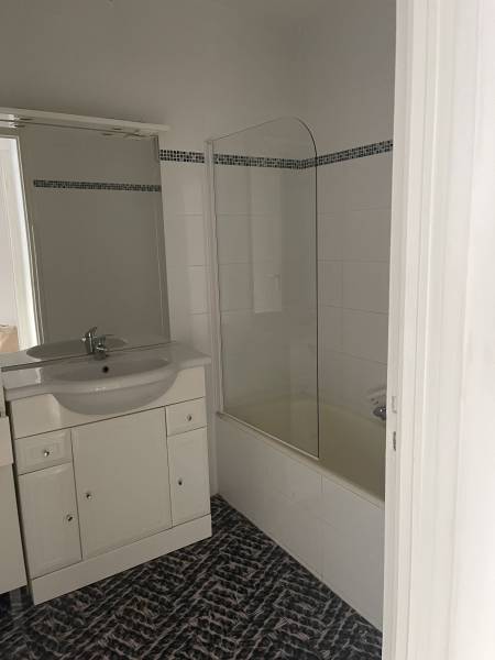 Rénovation d’une salle de bain moderne avec travaux par un architecte d’intérieur sur Cannes