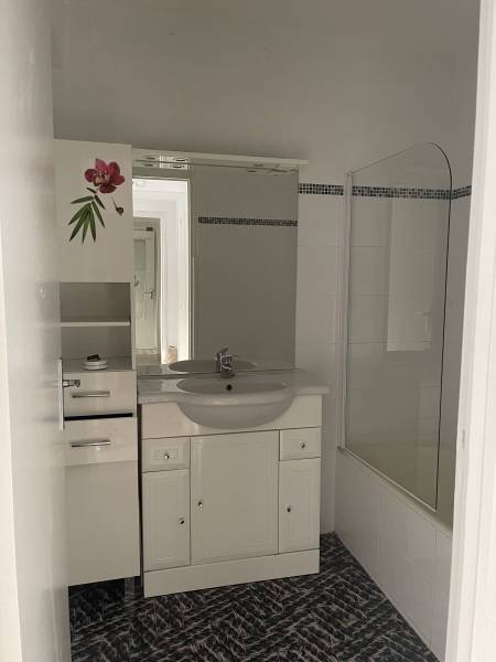 Rénovation d’une salle de bain moderne avec travaux par un architecte d’intérieur sur Cannes