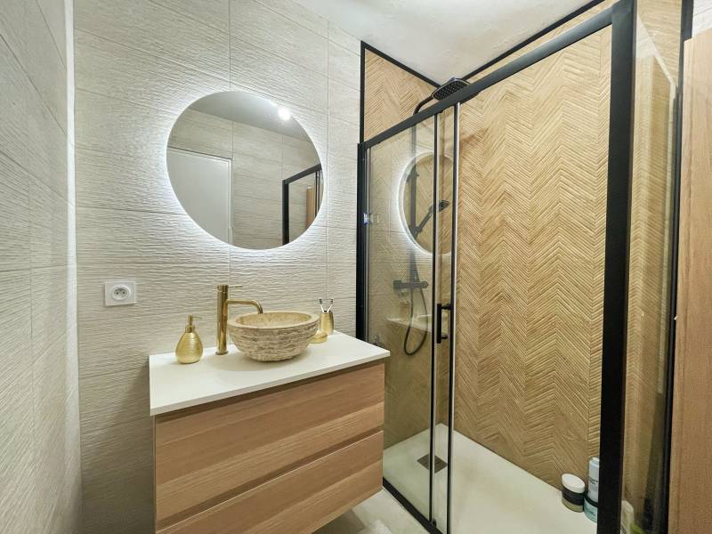 Rénovation d’une salle de bain moderne avec travaux par un architecte d’intérieur sur Cannes