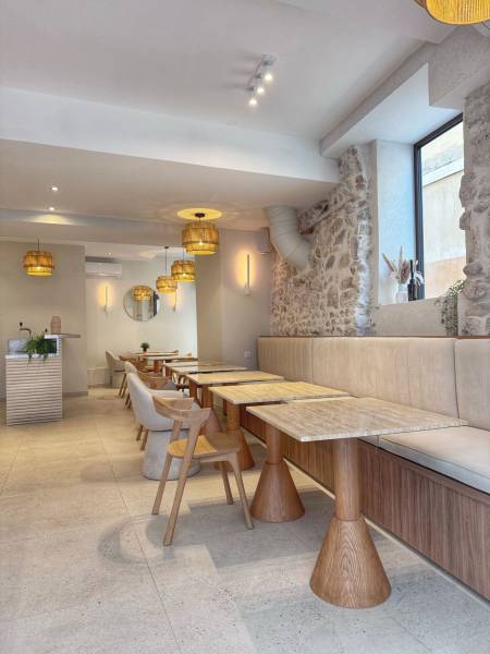 Rénovation complète d’un espace professionnel au cœur du Vieil Antibes – Élégance naturelle & caractère minéral