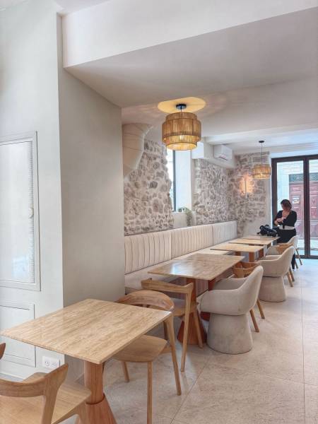 Rénovation complète d’un espace professionnel au cœur du Vieil Antibes – Élégance naturelle & caractère minéral
